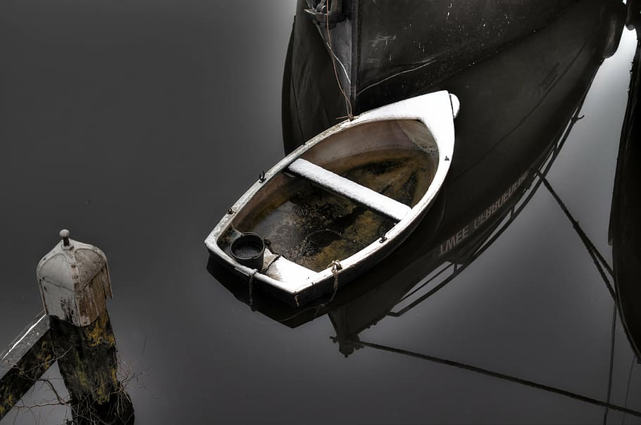 blanc, jon boat, calma, cos, aigua, vaixell, reflexió, petit, ombra, port, escènic, europa, Riba, pescar, vaixell de rem, negre, fosc, vaixell nàutic, transport, manera de transport, cap gent, dia, naturalesa, corda, a l'aire lliure, primer pla, estil retro, vista d’angle alt, automòbil, cotxe, espatllat, amarrat, humit, 5K