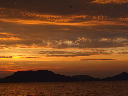 Sky, skyer, skumring, solnedgang, himmel, jord, kveldskyer, scenics, ro, natur, skjønnhet i naturen, naturskjønnhet - natur, sky - himmel, oransje farge, vann, rolig scene, fjell, silhouette, hav, idylliske, ingen folk, vannkanten, fjellkjede, utendørs, ikke-urbane scene, 2K, CC0, offentlig domene, opphavsrett gratis