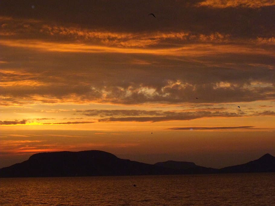 Wolke, Wolken, Dämmerung, Sonnenuntergang, Himmel, Erde, Abendwolken, szenen, Ruhe, Natur, Schönheit in der Natur, Szenen - Natur, wolke - himmel, orange Farbe, Wasser, ruhige Szene, Berg, Silhouette, Meer, idyllisch, keine Leute, Ufergegend, Gebirge, draußen, Nicht-städtische Szene, 2K