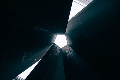 worm, oog zicht, bouwsteeg, laag, hoekfotografie, hoogbouw, gebouw, Kamer met zicht, vorm, stedelijk, structuur, hemel, architectuur, geen mensen, blauw, binnenshuis, futuristische, modern, tunnel, stedelijke scène, licht - natuurverschijnsel, venster, ingebouwde structuur, symmetrie, buitenkant van het gebouw, lage hoekweergave, dag, stad, natuur, buitenshuis, groot hoog, zonlicht, kantoorgebouw buitenkant, donker, silhouet, wolkenkrabber, toren, direct onder, licht aan het einde van de tunnel, plafond, beton, 5K, CC0, publiek domein, royaltyvrij