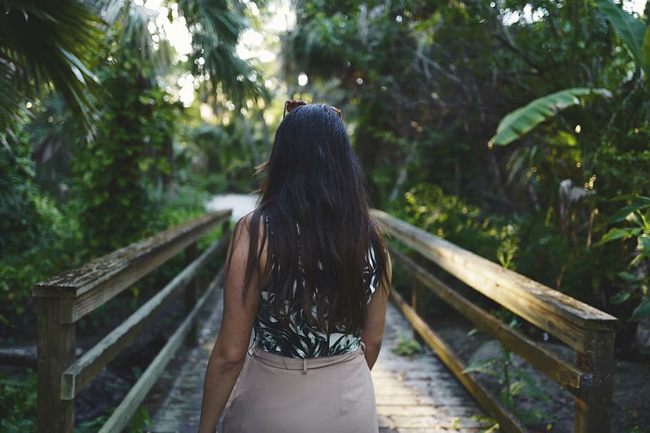 Frau, tragen, schwarz, braun, ärmelloses Kleid, Gehen, hölzern, Steg, tagsüber, Wald, Blätter, Modell-, Park, Weg, Person, Pflanzen, Gehweg, Holz, Holzbrücke, Holzboden, Handlauf aus Holz, Rückansicht, lange Haare, eine Person, Geländer, nur für Erwachsene, nur eine frau, Tag, nur Frauen, draußen, Baum, echte Menschen, Haar, Frisur, Lebensstile, Freizeitbeschäftigung, Pflanze, Legere Kleidung, Natur, Stehen, junger Erwachsener, Dreiviertel Länge, braune Haare, Teenager, 4K