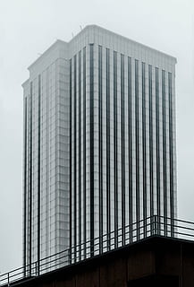 blanco, alto, edificio de subida, gris, cielo, tiempo de día, arquitectura, edificio, infraestructura, rascacielos, torre, estructura construida, vista de ángulo bajo, nadie, al aire libre, día, exterior del edificio, moderno, ciudad, naturaleza, modelo, edificio de oficinas exterior, cielo limpio, puente, conexión, puente - estructura hecha por el hombre, barandilla, 4K