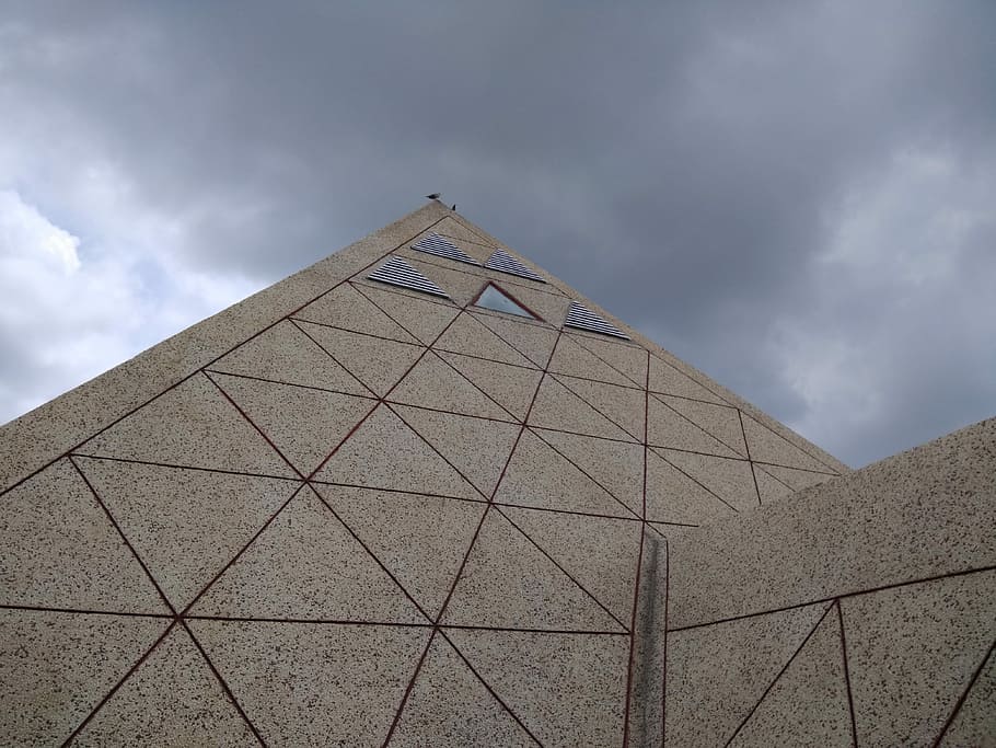 perdut, núvols, puresa, piràmide, gris, concret, edifici, ennuvolat, cel, durant el dia, arquitectura, triangle, sostre, finestra, disseny, naturalesa, meditació, núvol - cel, estructura construïda, vista d’angle baix, exterior de l'edifici, dia, forma piramidal, cap gent, viatjar, destinacions de viatge, ciutat, història, forma, turisme, el passat, a l'aire lliure, civilització antiga, 4K