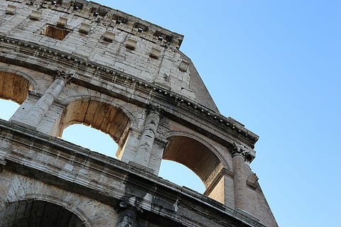 roma, colosseo, Roma, romano, architettura, Colosseo, Roma, Italia, vecchia rovina, Italia, storia, posto famoso, antico, arco, monumento, Europa, anfiteatro, cielo, il passato, architettura ed edifici, vecchio, Foro Romano, antica Roma, materiale lapideo, struttura costruita, archeologia, destinazioni di viaggio, Inquadratura dal basso, cielo sereno, turismo, viaggio, esterno dell'edificio, natura, nessuno, giorno, antica civiltà, storia antica, colonna architettonica, rovinato, 5K, CC0, dominio pubblico, privo di copyright