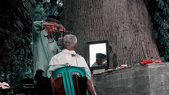 mand, sidder, stol, træ, barber, spejl, afspejling, teknologi, trådløs teknologi, dag, en person, herrer, meddelelse, fotografering temaer, plante, smart telefon, bedrift, fotografere, bærbar informationsenhed, menneskelig repræsentation, natur, mobiltelefon, forbindelse, livsstil, udendørs, 5K, CC0, offentligt domæne, royaltyfrie