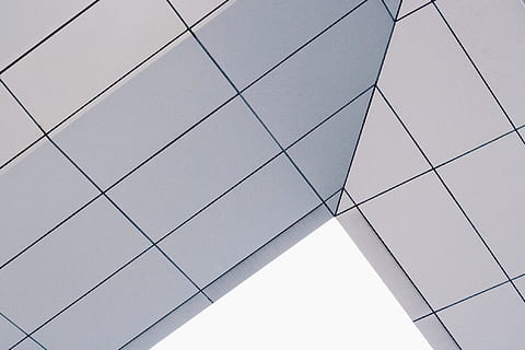 architecture, structure, les patrons, lignes, géométrie, des polygones, modèle, structure construite, personne, arrière-plans, forme, Forme géométrique, extérieur du bâtiment, clairsemé, moderne, ville, conception, gris, faible angle de vue, plein cadre, abstrait, verre - matériel, bâtiment, ciel, espace de copie, extérieur d'immeuble de bureaux, angle, gratte ciel, milieux abstraits, caractéristique de construction, 1080P, CC0, domaine public, libre de droits