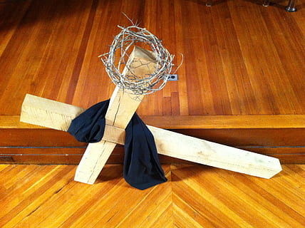 marró, negre, creu, fusta, panell, bon divendres, divendres, Pasqua, jesús, Crist, religió, crucifixió, Déu, cristianisme, cristià, fe, religiós, símbol, Església, Sant, salvació, festa, espiritualitat, espiritual, creença, sacrifici, calvari, oració, cel, adoració, salvador, material de fusta, a l'interior, terres de fusta dura, sòls, taula, vista d’angle alt, esport, cap gent, natura morta, primer pla, interior de casa, representació, bàsquet - esport, roba, representació humana, 2K, CC0, domini públic, lliure de regalies