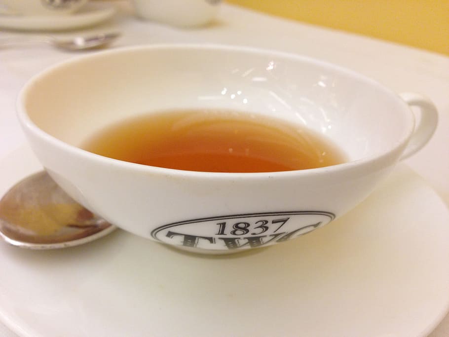 tazza di tè, coppa, bevanda, tè, bere, cibo e bevande, tè - bevanda calda, nessuno, piattino, tazza, rinfresco, boccale, in casa, vasellame, cibo, natura morta, avvicinamento, freschezza, testo, bevanda calda, tavolo, sceneggiatura occidentale, comunicazione, bevanda analcolica, 2K