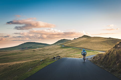 persona in bicicletta, distanza stradale, montagna, giorno, uomo in bicicletta, Marrone, persona, blu, bicicletta, gli sport, impostato, asfalto, strada, colline, all'aperto, natura, sport, persone, una persona, cielo, a piedi, paesaggio, esercizio, uomini, copia spazio, avventura, sentiero, ricerca ricreativa, uno stile di vita sano, retrovisore, scena rurale, escursioni a piedi, Paesaggi, solitudine, attività, solo un uomo, adulto senior, nuvola - cielo, scenics - natura, lunghezza intera, bellezza nella natura, tramonto, mezzi di trasporto, ambiente, movimento, viaggio, scena non urbana, catena montuosa, attività di svago, 4K, CC0, dominio pubblico, privo di copyright