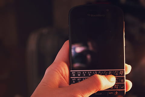 mora, mobile, smartphone, tecnologia, attività commerciale, sms, mano umana, mano, parte del corpo umano, detenzione, comunicazione, tecnologia wireless, avvicinamento, smart phone, dispositivo di informazione portatile, connessione, temi fotografici, concentrarsi sulle conoscenze acquisite, cellulare, dito, schermo, parte del corpo, dito umano, una persona, codifica, 4K, CC0, dominio pubblico, privo di copyright