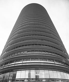 edifici, arquitectura, gratacels, finestra, ciutat, edificis, estructura, centre de la ciutat, composició, viatjar, cel, gall dindi, blanc i negre, disseny, bonic, vidre, daniel, acer, alt, modern, fotografia, foto, art, estètica, Belles Arts, decoració, conceptual, a l'aire lliure, model, fons, estructura construïda, exterior de l'edifici, vista d’angle baix, alta - alta, cap gent, exterior d’edifici d’oficines, oficina, dia, torre, destinacions de viatge, naturalesa, turisme, cel clar, govern, districte financer, 4K, CC0, domini públic, lliure de regalies