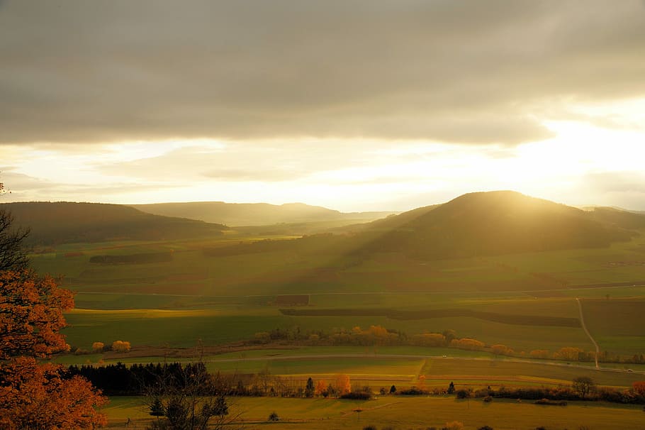 solnedgang, bjerge, skumring, himmel, panorama, efterglød, skyer, landskaber, efterår, aften, landskab, mørke skyer, skyer form, scenics - natur, miljø, skønhed i naturen, rolig scene, bjerg, ro, sky - himmel, landlige scene, jord, sollys, natur, plante, Mark, ikke-urbane scene, sol, ingen mennesker, solstråle, bjergkæde, linseflare, udendørs, lyse, rullende landskab, 5K
