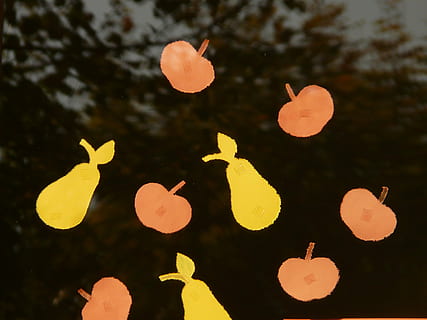 manzana, Pera, gitano, ventana, rojo, amarillo, otoño, Fruta, naturaleza, antecedentes, nadie, de cerca, grupo de animales, al aire libre, animal, creatividad, temas de animales, agua, forma de corazón, cielo, centrarse en primer plano, fauna animal, árbol, día, aire, Arte y artesanía, forma, 2K, CC0, dominio público, libre de derechos