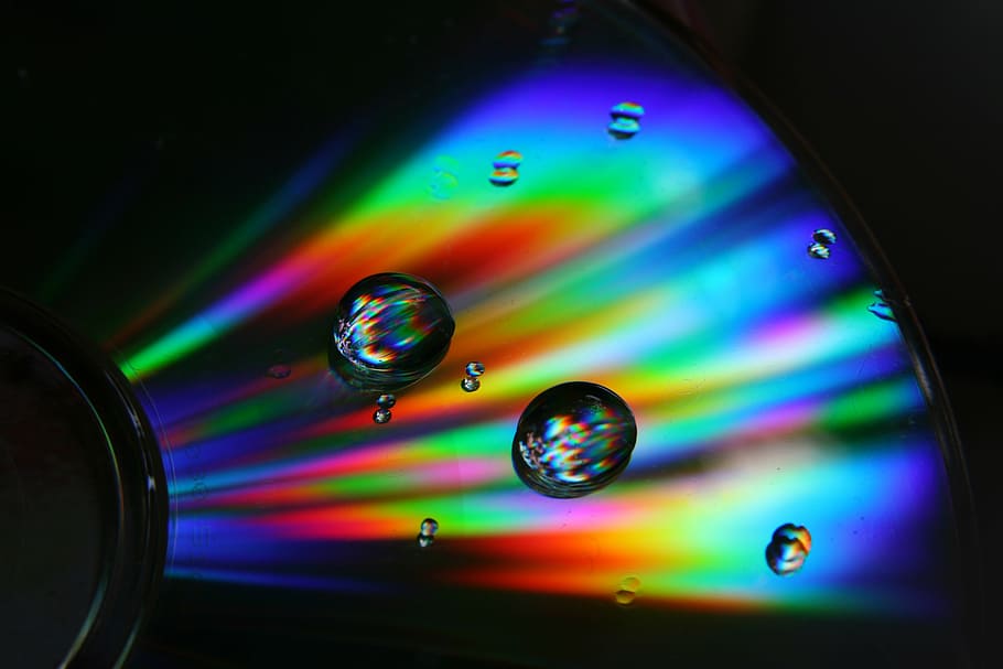 cd, dvd, disc, gotes, tecnologia, dades, ordinador, compacte, digital, CD ROM, emmagatzematge, equipament, informació, disseny, òptica, colors de l'arc de Sant Martí, reflexió, macro, multicolor, fons, bombolla, arc de Sant Martí, refracció, a l'interior, bola de disc, esfera, cap gent, forma, primer pla, cercle, il·luminat, brillant, fons negre, forma geomètrica, moviment, vida nocturna, resum, llums de disc, 4K