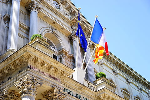 bandiere, Municipio, Avignone, facciata, costruzione, decorato, bowever, bandiera, architettura, esterno dell'edificio, patriottismo, struttura costruita, Inquadratura dal basso, il passato, storia, nessuno, giorno, destinazioni di viaggio, rappresentazione, scultura, natura, arte e artigianato, cielo, rappresentazione umana, credenza, all'aperto, colonna architettonica, 5K, CC0, dominio pubblico, privo di copyright