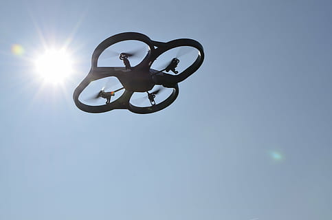 sort quadcopter drone, drone, UAV, himmel, sol, lav vinkel visning, sollys, natur, solstråle, linseflare, blå, solrig, dag, silhuet, skyfri himmel, kopiere plads, ingen mennesker, udendørs, baggrundsbelyst, form, repræsentation, cirkel, kreativitet, 4K, CC0, offentligt domæne, royaltyfrie