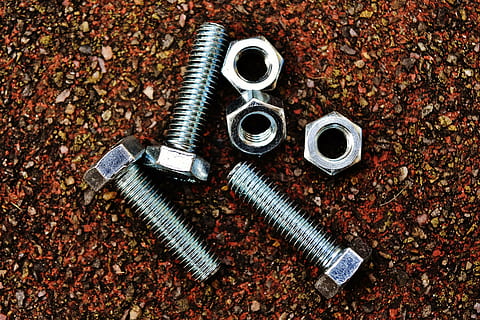šedé šroubovací bity, šroub, ořechy, šestihranný šroub, konstrukční materiál, stříbrný, nikdo, průmysl, detail, uvnitř, Ozubené kolo, den, kov, vysoký úhel pohledu, stálý život, zařízení, velká skupina objektů, člověk objekt, muž, hojnost, přímo nad, pracovního nástroje, matice - upevňovací prvek, rostlinné části, změna, stříbrné barvy, list, vzor, slitina, ocel, 5K, CC0, veřejná doména, bez autorských práv