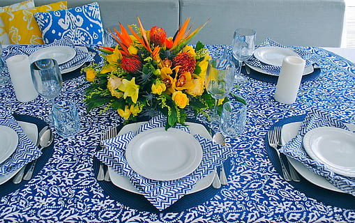 Sitzordnung bei Tisch, Gedeck, Rahmen, Tabelle, Platz, Teller, Essen, Besteck, elegant, Gabel, Mittagessen, Feier, speisen, Serviette, Glas, Messer, Party, Tischdecke, blauer Blumendruck, Strauß, schick, schön, feiern, Blume, blühende Pflanze, Pflanze, Essen und Trinken, Anordnung, Vase, Küchenutensilien, Frische, Blumenschmuck, Haushaltsausstattung, Geschirr, Möbel, Keramik, Natur, keine Leute, Mahlzeit, den Tisch decken, Blütenkopf, Krug - Krug, Teetasse, 2K, CC0, gemeinfrei, lizenzfrei