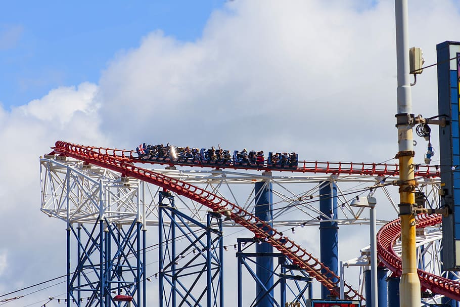 Blackpool, muntanya russa, parc, passeig, diversió, atracció, pont - estructura feta per l'home, dia, cel, a l'aire lliure, indústria, núvol - cel, passeig pel parc d’atraccions, Parc d'atraccions, cultura i entreteniment artístic, arquitectura, naturalesa, estructura construïda, roda de ferris, metall, cap gent, carnaval, activitat d'oci, vista d’angle baix, carnestoltes ambulants, emoció, 4K