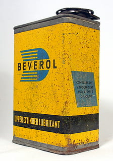 beverol, superior, cilindre, lubricant, holandès, producte, envasos, llauna, groc, text, guió occidental, comunicació, signe, cap gent, primer pla, informació, senyal d'advertència, orientació, fons blanc, seguretat, script no occidental, guió, metall, direcció, dia, vell, color negre, signe d'informació, missatge, 2K, CC0, domini públic, lliure de regalies