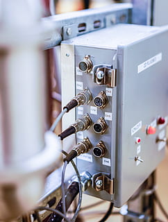 paneel, draad, connector, kabel, verbinding, elektrisch, bedrading, schakelaar, macht, doos, technologie, detailopname, selectieve aandacht, machinerie, metaal, uitrusting, geen mensen, binnenshuis, industrie, focus op de voorgrond, muziek-, controle, elektrische apparatuur, fabricage-apparatuur, in een rij, kunst cultuur en entertainment, fabriek, onderdeel van de machine, wetenschap, tekst, zilverkleurig, 1080P, CC0, publiek domein, royaltyvrij