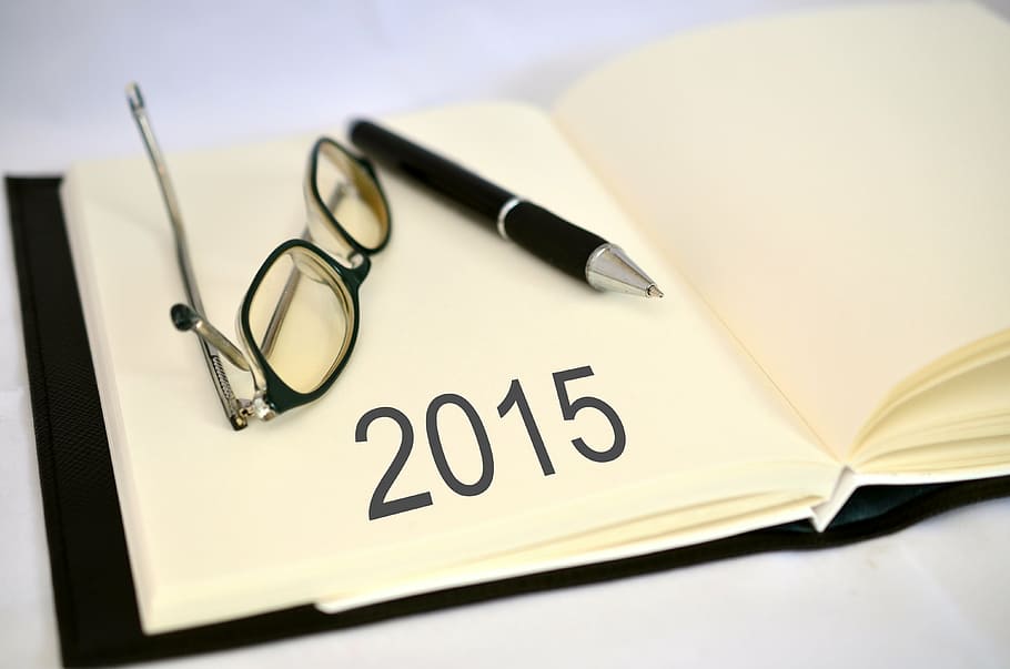 Text de 2015, blanc, pàgina del llibre, al costat, ulleres, bolígraf, dates, notes, curs, 2015, anoteu-ne, data, planificació, nota, nou començament, pla, negocis, gots, instrument d’escriptura, text, publicació, a l'interior, ploma estilogràfica, paper, llibre, primer pla, cap gent, educació, comunicació, bloc de notes, color negre, ocupació, guió occidental, ulleres de lectura, missatge, 4K