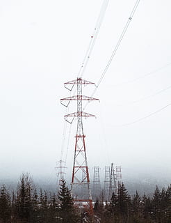 rosso, elettrico, Torre, circondato, alberi, giorno, spicca, filo, cavo, elettricità, linea elettrica, pilone dell'elettricità, tecnologia, cielo, combustibile e produzione di energia, comunicazione, acciaio, attrezzatura, blu, natura, energia, nessuno, albero, Alimentazione elettrica, connessione, nebbia, Inquadratura dal basso, alto - alto, pianta, all'aperto, componente elettrico, 5K, CC0, dominio pubblico, privo di copyright
