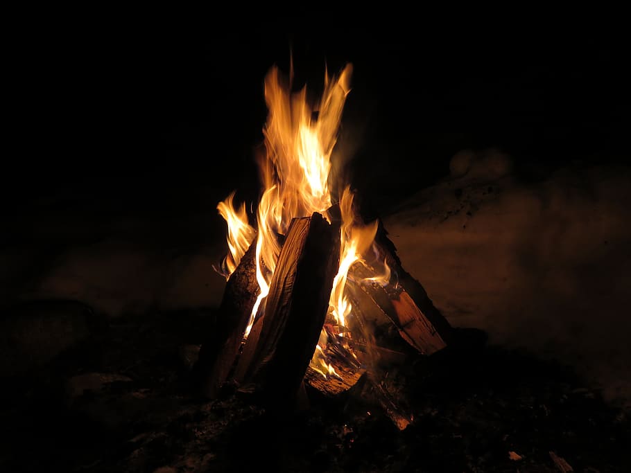 tancar, foto, foguera, flames, foc, cremar, flama, campament, fusta, cremant, calor, nit, ardent, fosc, foc - fenomen natural, calor - temperatura, llenya, material de fusta, naturalesa, registre, moviment, brillant, cap gent, color taronja, exposició llarga, 4K