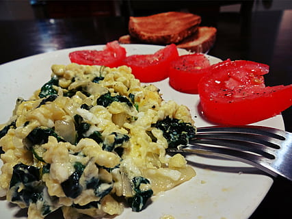 café da manhã, ovo, tomate, macro, saudável, claras de ovo, refeição, comendo, ovos mexidos, Comida, comida e bebida, garfo, pronto para comer, placa, frescura, utensílio de cozinha, comer utensílio, vegetal, dentro de casa, ainda vida, porção, Alimentação saudável, fruta, bem-estar, ninguém, mesa, fechar-se, guarnição, enfeite, adorno, tentação, louças, 2K, CC0, domínio público, royalty free