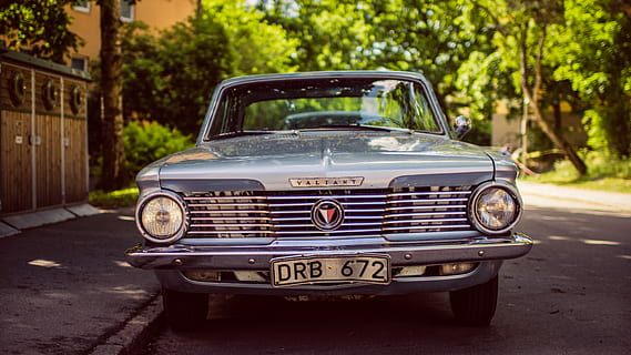 grau, Jahrgang, Coupe, Straße, tagsüber, Auto, altmodisch, Retro-Stil, alt, klassisch, Antiquität, obsolet, Transport, Oldtimer, Landfahrzeug, Nostalgie, Chrom, Sammlerauto, draußen, Scheinwerfer, keine Leute, Vorderansicht, Transportmittel, Kraftfahrzeug, Stadt, die Architektur, Tag, stationär, Fokus auf den Vordergrund, Baum, Text, 5K, CC0, gemeinfrei, lizenzfrei