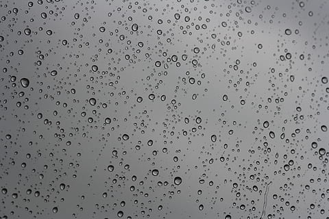 gotes d’aigua, gotes de pluja, finestra, aigua, fons, fons de pantalla, tirar, pluja, humit, gota de pluja, condensació, resum, líquid, temps, naturalesa, cap gent, marc complet, transparent, patró, a l'aire lliure, vidre - material, menjar i beguda, primer pla, puresa, netejar, efecte texturat, 4K, CC0, domini públic, lliure de regalies