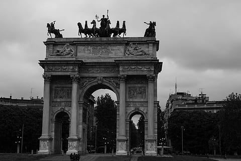Mediolan, pomnik, zbudowana struktura, architektura, statua, rzeźba, łuk, niebo, Łuk triumfalny, Miasto, cele podróży, reprezentacja, sztuki i rzemiosła, turystyka, podróżować, chmura - niebo, na zewnątrz budynku, niski kąt widzenia, ludzka reprezentacja, żadnych ludzi, na dworze, Brama miasta, kolumna architektoniczna, 5K, CC0, domena publiczna, darmowe zdjęcia