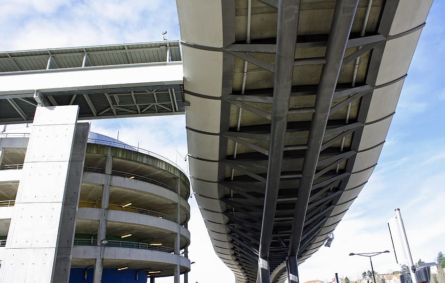 bro, under, bund, side, moderne, vej, overfart, bybilledet, cement, Overføring, struktur, metal, arkitektur, bygget struktur, bygning udvendig, by, bygning, kontorbygning udvendig, kontor, himmel, glas - materiale, dag, lav vinkel visning, forretning, udendørs, ingen mennesker, sky - himmel, natur, afspejling, skyskraber, rejsemål, legering, 4K