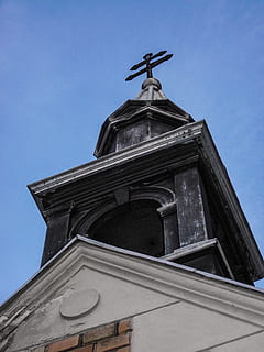 budynek, stary budynek, stary, drzewo, niebieski, niebo, kościół, kaplica, dzwon, wieża kościelna, dzwonnica, Austria, parówka neustadt, cegła, brązowy, religia, niski kąt widzenia, architektura, zbudowana struktura, na zewnątrz budynku, żadnych ludzi, Natura, miejsce kultu, wieża, dzień, wiara, duchowość, czyste Niebo, krzyż, przeszłość, iglica, 4K, CC0, domena publiczna, darmowe zdjęcia
