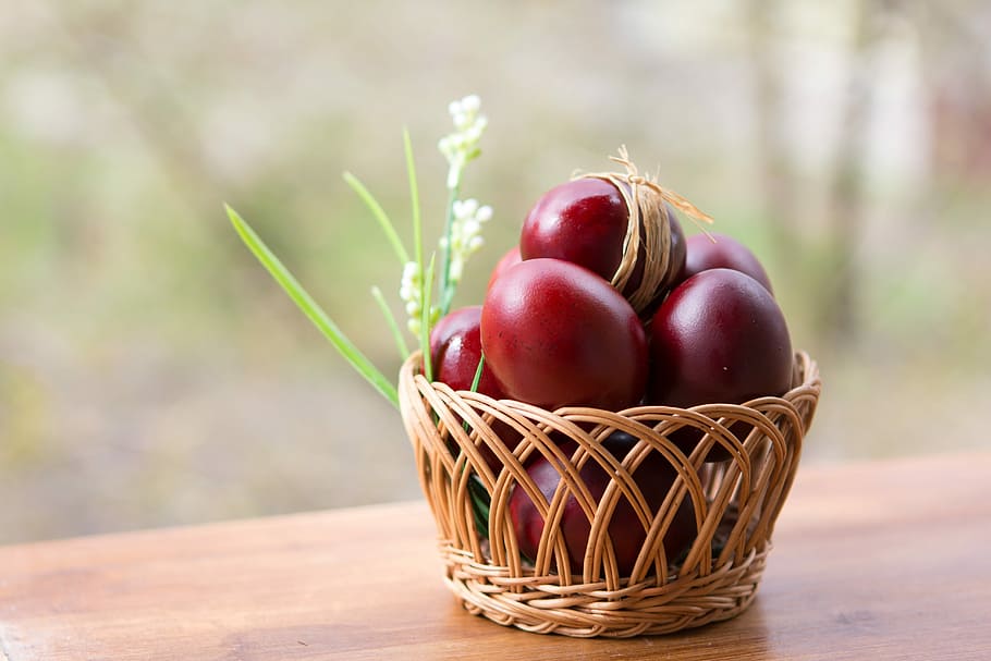 verd, pilotes, rodó, marró, cistella de vímet, Pasqua, primavera, festa, Crist ha ressuscitat, menjar, naturalesa, ous, menjar i beguda, alimentació saludable, fruita, frescor, benestar, vermell, taula, cistella, primer pla, centrar-se en primer pla, cap gent, material de fusta, dia, a l'aire lliure, contenidor, planta, natura morta, fruita de poma, madur, berenar, 5K
