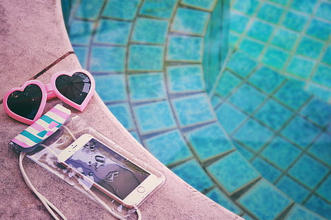 sølv iphone 6, sølv, iphone 6, sommer, udendørs, mode, solbriller, sko, dag, svømmepøl, tæt på, ingen mennesker, briller, poolen, pool, høj vinkel visning, fokus på forgrunden, sikkerhed, personlige tilbehør, gulve, beskyttelse, teknologi, stilleben, flise, 1080P, CC0, offentligt domæne, royaltyfrie