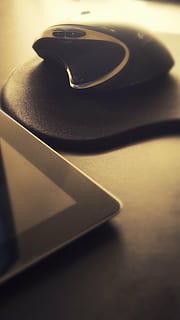computermus, computer, internet, ipad, arbejde, stationær computer, udstyrsteknologi, web, at skrive, arbejdsplads, blog, bord, teknologi, indendørs, stilleben, forbindelse, meddelelse, ingen mennesker, tæt på, skygge, trådløs teknologi, kop, høj vinkel visning, selektiv fokusering, sort farve, retro stylet, detalje, enkelt objekt, mad og drikke, hastighed, porcelæn, elektrisk udstyr, 4K, CC0, offentligt domæne, royaltyfrie