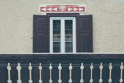 Brun, træ-, vinduesramme, skodder, væg, vindue, facade, glas, meddelelse, bygget struktur, tekst, bygning udvendig, ingen mennesker, dag, arkitektur, vestlige script, skilt, murbygningsfunktion, bygning, glas - materiale, sikkerhed, beskyttelse, stort bogstav, udendørs, rækværk, 5K, CC0, offentligt domæne, royaltyfrie