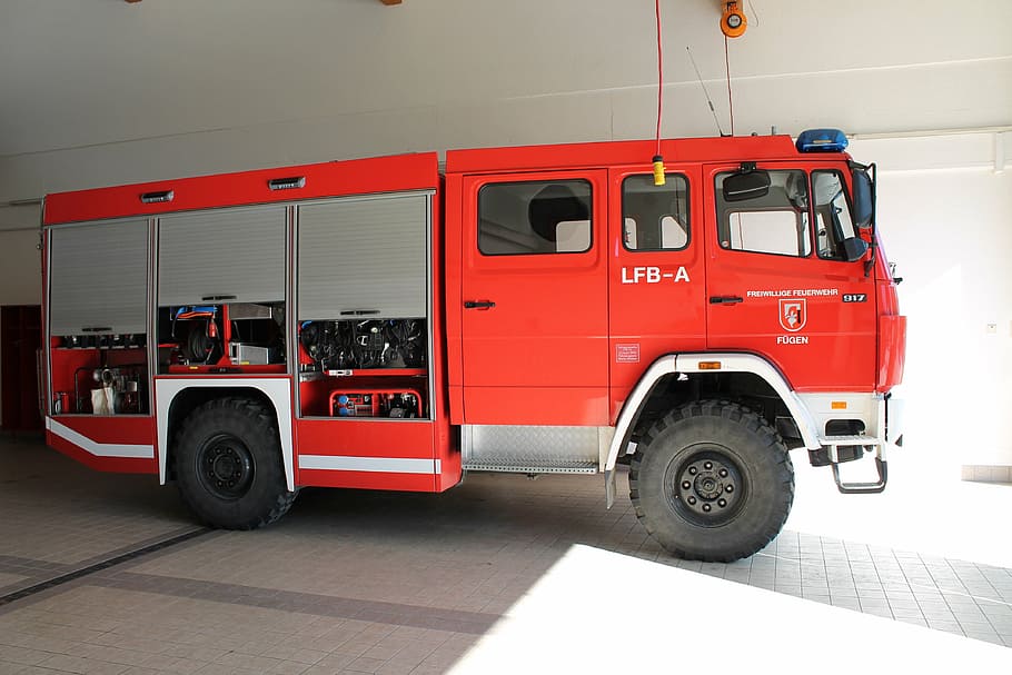 foc, vehicle, transport, manera de transport, vehicle terrestre, vermell, accidents i desastres, camió, camió de bombers, rescat, arquitectura, ocupació dels serveis d’emergència, ocupació, automòbil, dia, ciutat, salut i medicina, a l'aire lliure, Color blanc, exterior de l'edifici, estructura construïda, estacionari, roda, 4K