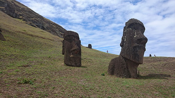 moai, Statuen, Osterinsel, Moai-Statuen, Feld, wolke - himmel, Landschaft, Himmel, keine Leute, Tag, Gras, Pflanze, Natur, Land, Umgebung, ruhige Szene, Szenen - Natur, Schönheit in der Natur, Ruhe, Nicht-städtische Szene, draußen, grüne Farbe, Reiseziele, Geschichte, alte Zivilisation, 4K, CC0, gemeinfrei, lizenzfrei