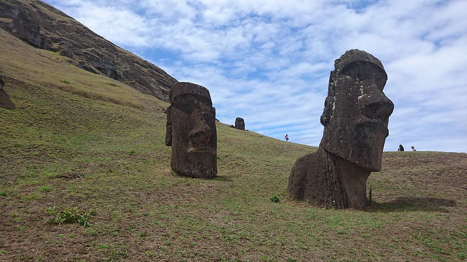 moai, estàtues, illa de Pasqua, estàtues de moai, camp, núvol - cel, paisatge, cel, cap gent, dia, herba, planta, naturalesa, terra, medi ambient, escena tranquil·la, escenics - natura, bellesa a la natura, tranquil·litat, escena no urbana, a l'aire lliure, color verd, destinacions de viatge, història, civilització antiga, 4K