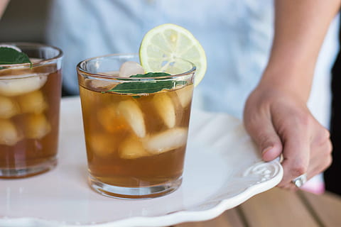 sélectif, photographie de mise au point, glacé, sarcelle, citron, servi, blanc, céramique, assiette, boisson, du froid, fruit, verre, main, la glace, thé glacé, jus, menthe, la personne, rafraîchissement, plateau, Nourriture et boisson, partie du corps humain, main humaine, une personne, Seulment les adultes, personnes, verre à boire, en portant, adulte, équipement ménager, aliments, section médiane, agrumes, fermer, à l'intérieur, se concentrer sur le premier plan, cocktail, en buvant, 5K, CC0, domaine public, libre de droits