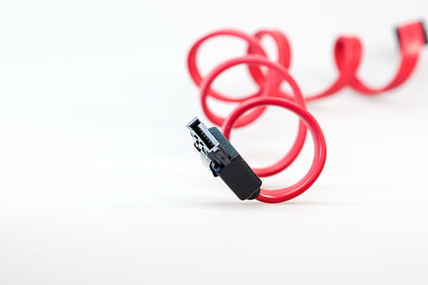 cable, computadora, sata, s-ata, conexión, enchufe, ordenador personal, hardware, edp, procesamiento de datos, línea, periphaerie, macro, rojo, negro, eso, accesorios, Datailaufnahme, equipo, tecnología, comunicación, Fondo blanco, foto de estudio, nadie, cable de computadora, adentro, electricidad, separar, de cerca, solo objeto, copia espacio, el color blanco, de color negro, Enchufe electrico, Red de computadoras, 4K, CC0, dominio público, libre de derechos