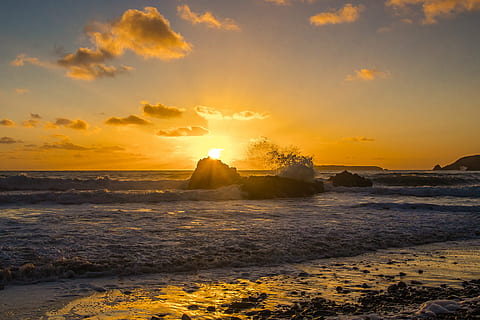fotografia, illa, daurat, hores, posta de sol, oceà, onades, Gales, Anglaterra, sol, mar, naturalesa, escenics, a l'aire lliure, llum solar, bellesa a la natura, cap gent, núvol - cel, aigua, cel, escenics - natura, platja, terra, moviment, color taronja, rock, horitzó sobre l’aigua, onada, rock - object, sòlid, horitzó, esport, trencament, poder a la natura, 5K, CC0, domini públic, lliure de regalies
