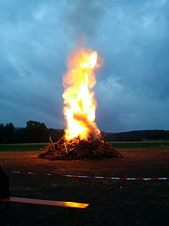 ild, flamme, sonnwendfest, midsommer, træ bunke, træ brand, varme, ildsted, flamme pejs, brænding, brand - naturligt fænomen, sky - himmel, varme - temperatur, himmel, natur, jord, Mark, miljø, ingen mennesker, udendørs, røg - fysisk struktur, orange farve, bål, dag, glødende, bevægelse, transportmidler, 4K, CC0, offentligt domæne, royaltyfrie