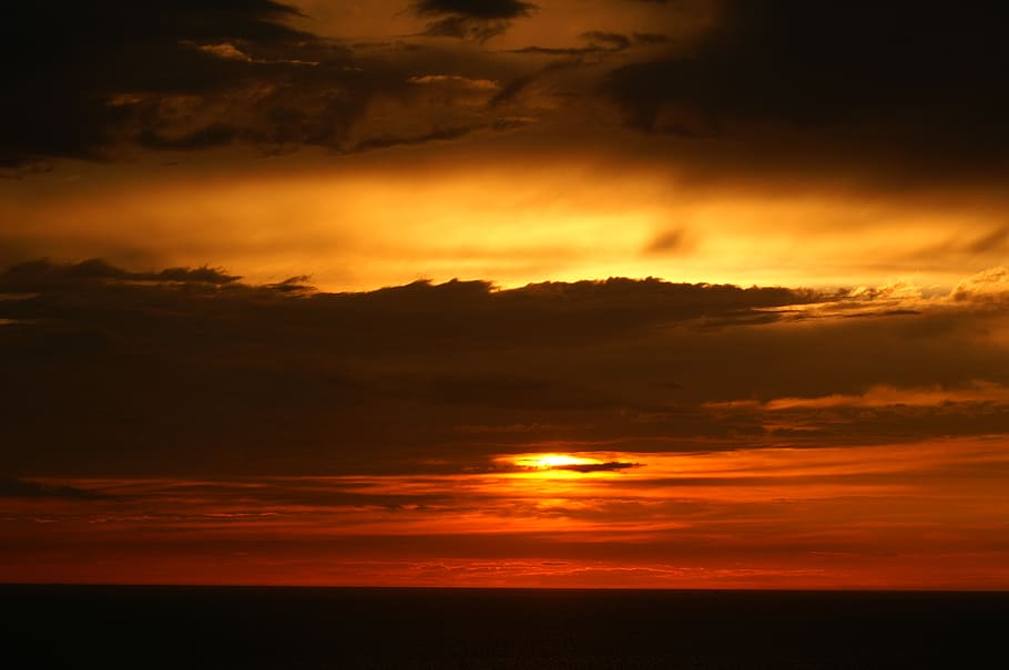 západ slunce, oceán, soumrak, mraky, červená oranžová obloha, remanence, přímořská krajina, odrazy na vodě, horizont, temný, tma, slunečního světla, moře, côte d'azur, Francie, námořní, večer, kopec, krajina, sluneční paprsky, romantický, Příroda, nebe, planoucí nebe, abendstimmung, mrak - nebe, scenics - příroda, krása v přírodě, klid, dramatická obloha, oranžová barva, klidné scény, voda, nikdo, idylický, atmosférické nálady, hrůza, horizont nad vodou, scéna s oblaky, venku, slunce, 2K