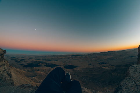 skyer, mørk, daggry, landskab, lys, natur, udendørs, fjern, klipper, silhuet, himmel, solnedgang, bjerg, eventyr, scenics, ørken, ro, en person, skønhed i naturen, rolig scene, scenics - natur, fritidsaktivitet, måne, ikke-urbane scene, rigtige mennesker, miljø, sol, uigenkendelig person, horisont over land, 4K, CC0, offentligt domæne, royaltyfrie