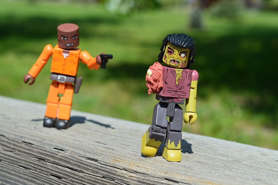 zombie, levende døde, pistolmand, angreb, actionfigurer, legetøj, fjende, udøde, skyde, kanon, shooter, overlevelse, rædsel, død, ond, skydning, barndom, kun børn, to personer, drenge, fokus på forgrunden, barn, menneskelig repræsentation, repræsentation, mandlig lighed, træ - materiale, dag, robot, figur, kreativitet, tæt på, natur, udendørs, sjovt, Kunst og håndværk, kvindelig lighed, lille, 5K