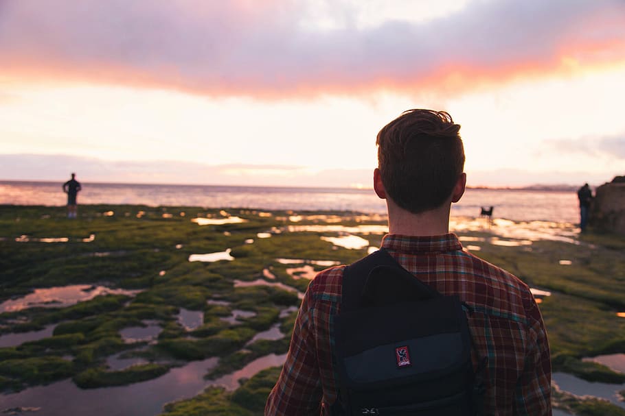 mand, leder, solnedgang, fyr, ocean, hav, mennesker, rygsæk, tornyster, landskab, himmel, stående, fritidsaktivitet, livsstil, en person, rigtige mennesker, bagfra, sky - himmel, afslappet tøj, ung voksen, natur, skønhed i naturen, herrer, kontrolleret mønster, scenics - natur, vand, unge mænd, udendørs, bybilledet, kigger på visning, 4K