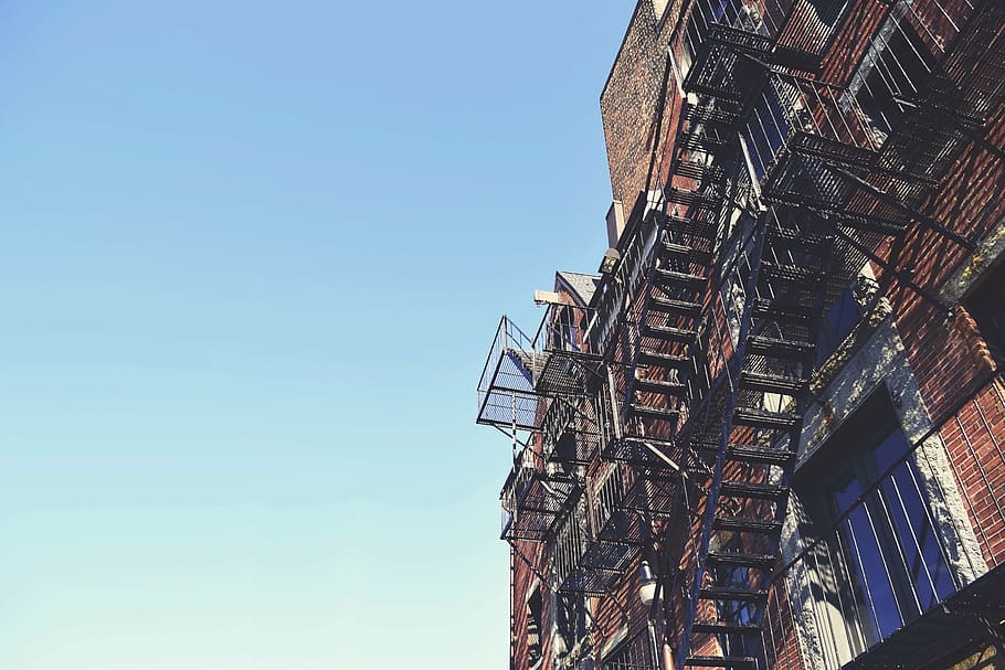 costruzione, scale antincendio, prospettiva, cielo, scala, le scale, Inquadratura dal basso, architettura, struttura costruita, esterno dell'edificio, cielo sereno, giorno, blu, natura, nessuno, copia spazio, scala di sicurezza, all'aperto, luce del sole, vecchio, quartiere residenziale, viaggio, sicurezza, appartamento, 5K